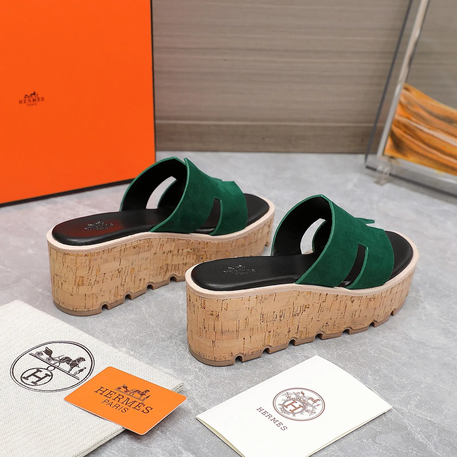 👟👟Ex-factory price 560👟👟 💥2024💥Hermès will continue the classic in 2022 Hermès Wood Grain Wedge H Slippers Hermès’ wedge sandals are the simplest, most durable and elegant I have ever seen! ! ! You can hold any style, the height of the 6cm wedge heel is easy to control, and the colors are all matching. The upper and the feet have her unique style, be sure to buy this one, it is truly classic, easy to wear and look good! Fabric: Imported cowhide, sheepskin lining, sheepskin feet, Italian original leather outsole welt, log water pine wrapped water table, rubber non-slip original outsole Color: 11 colors Code number: 35-40 Full set of original packaging